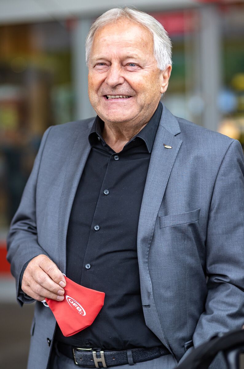 Der ehemalige ÖFB-Präsident Leo Windtner ist bei einer Wanderung an einem Herzinfarkt verstorben. Der Oberösterreicher wurde 74 Jahre alt.⇒apa