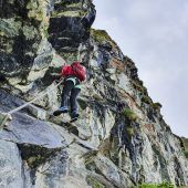 Wanderer mit drei ­Töchtern in Bergnot