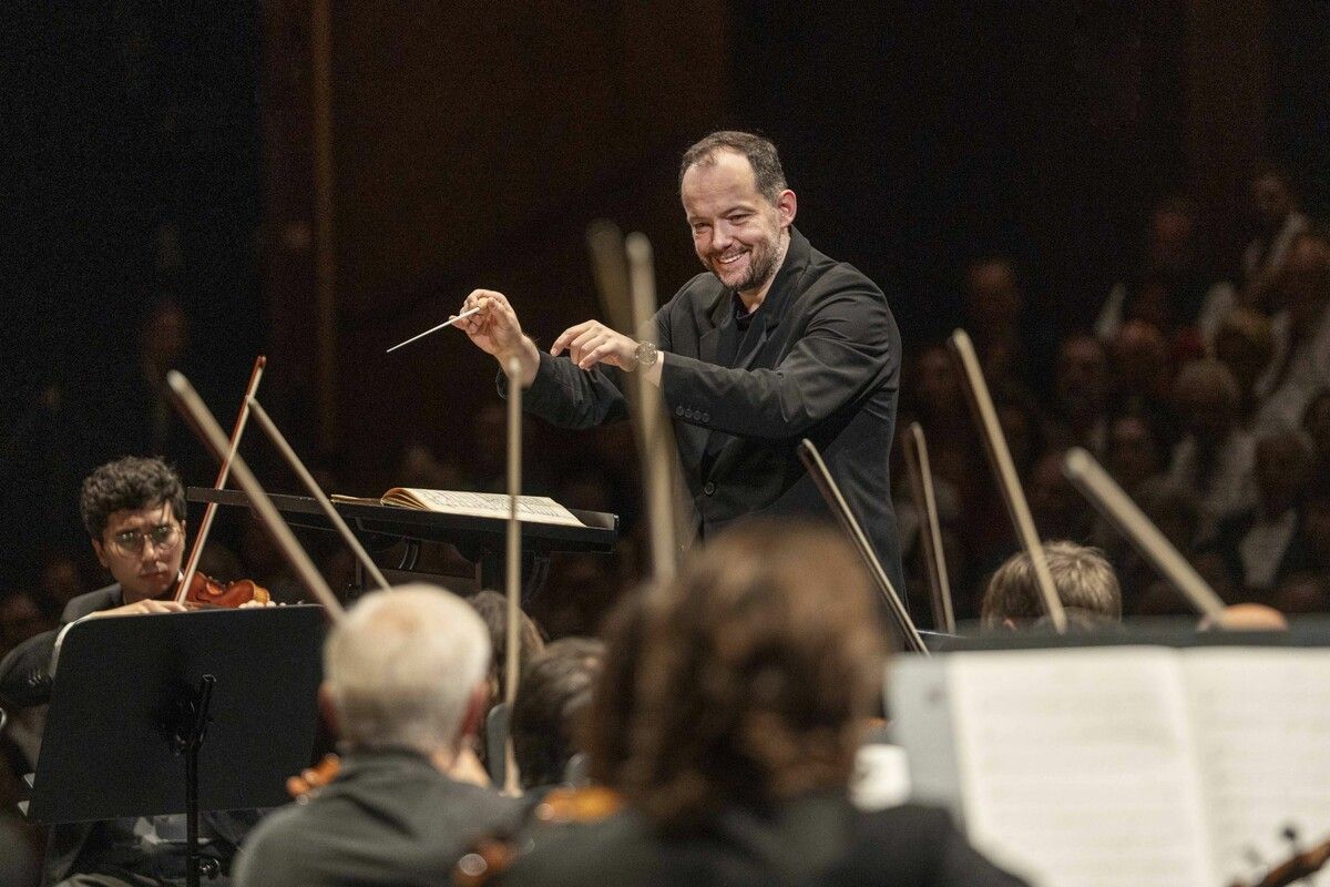 Der lettische Star-Dirigent Andris Nelsons führte die Wiener Philharmoniker meisterhaft durch die Werke Mahlers und Schostakowitschs.⇒Marco Borrelli