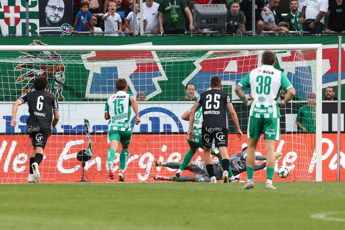 Der Moment, als Dejan Stojanovic in der Nachspielzeit den Elfmeter von Ercan Kara hielt und Altach zum Jubeln brachte.⇒gepa/3