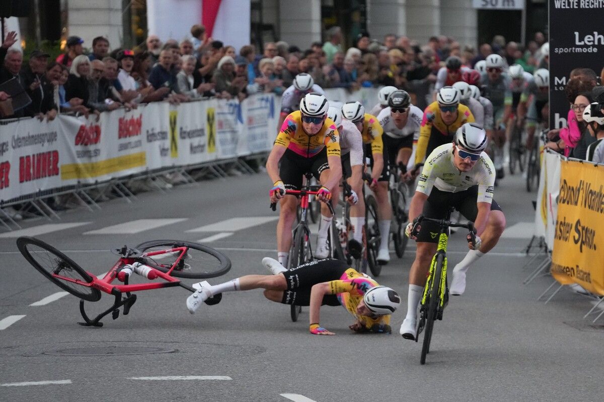 Der Moment, in dem Jannis Peter nach einem Sprint und einem Zusammenstoß mit Emilio Cabrera zu Boden ging, wonach das Rennen abgebrochen wurde.⇒VN-Stiplovsek/3