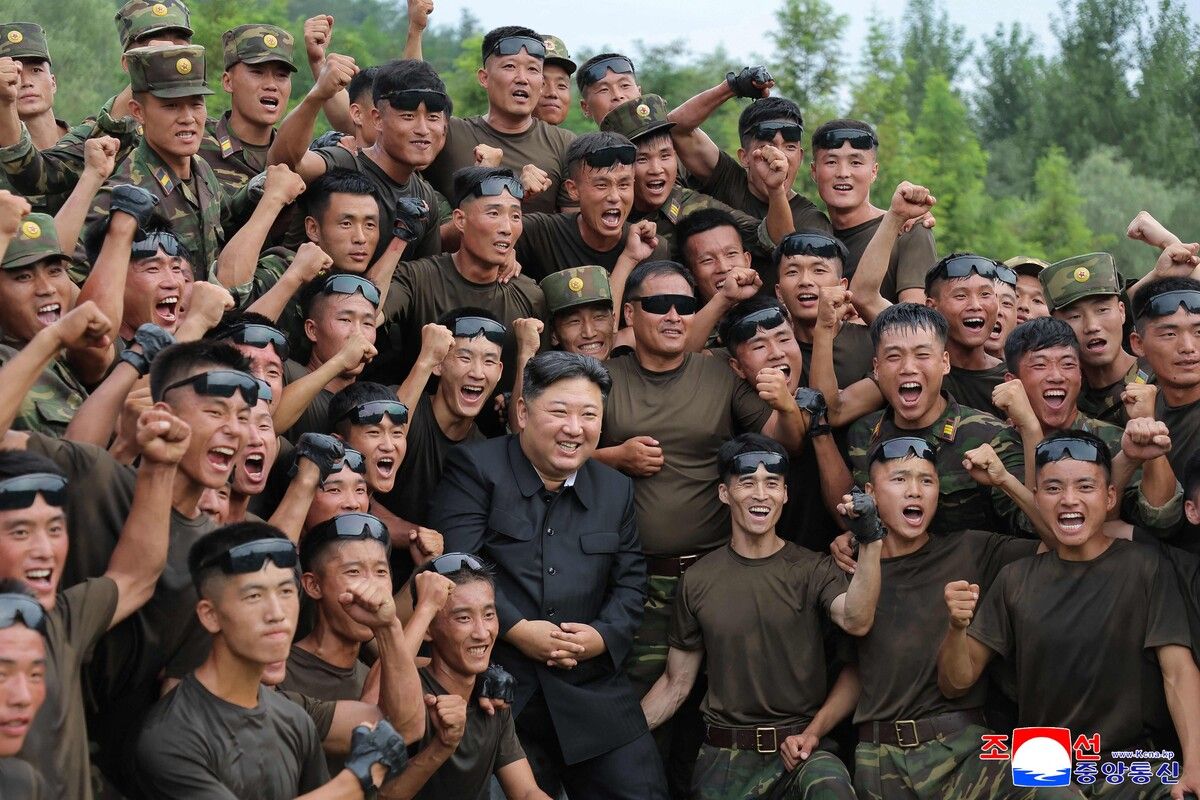 Der nordkoreanische Staatschef Kim Jong-un nahm zusammen mit Soldaten einer Spezialeinheit an einer umfassenden Sonderübung an einem unbekannten Ort in Nordkorea teil. AFP (4); dpa