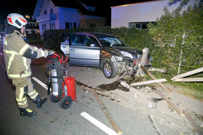 Der Pkw des Unfalllenkers prallte nach der Kollision gegen einen Lattenzaun. ⇒d. mathis