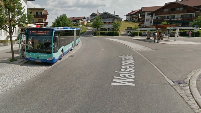 Der Unfall ereignete sich in etwa an dieser Stelle auf Höhe Hausnummer 31 in einem Bus der Linie L1. ⇒Symbolbild ©Screenshot Google Streetview
