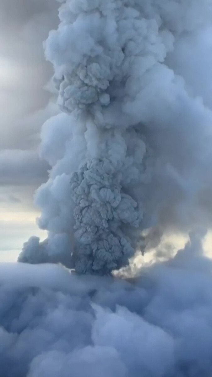 Die Asche wurde bis zu 6000 Meter in die Höhe geschleudert.⇒AFP