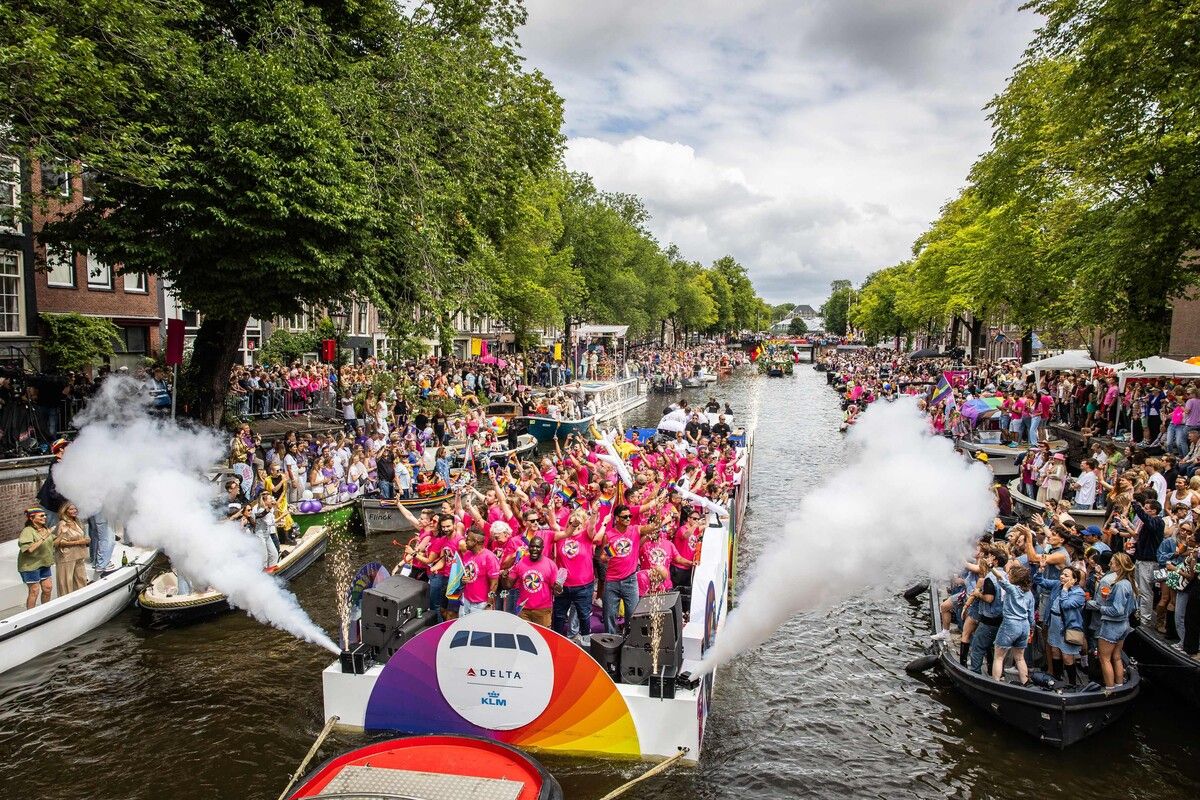 Die Canal Parade mit achtzig Schiffen in Amsterdam hat zahlreiche Besucher angezogen.