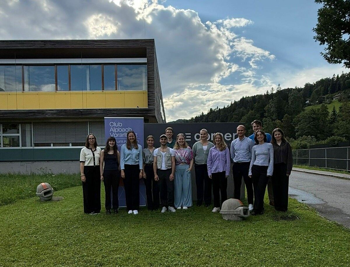 Die diesjährigen Stipendiat:innen des Club Alpbach Vorarlberg bei der Stipendienverleihung bei der Firma Dorner Electronic in Egg. ⇒FA/Club Alpbach Vorarlberg