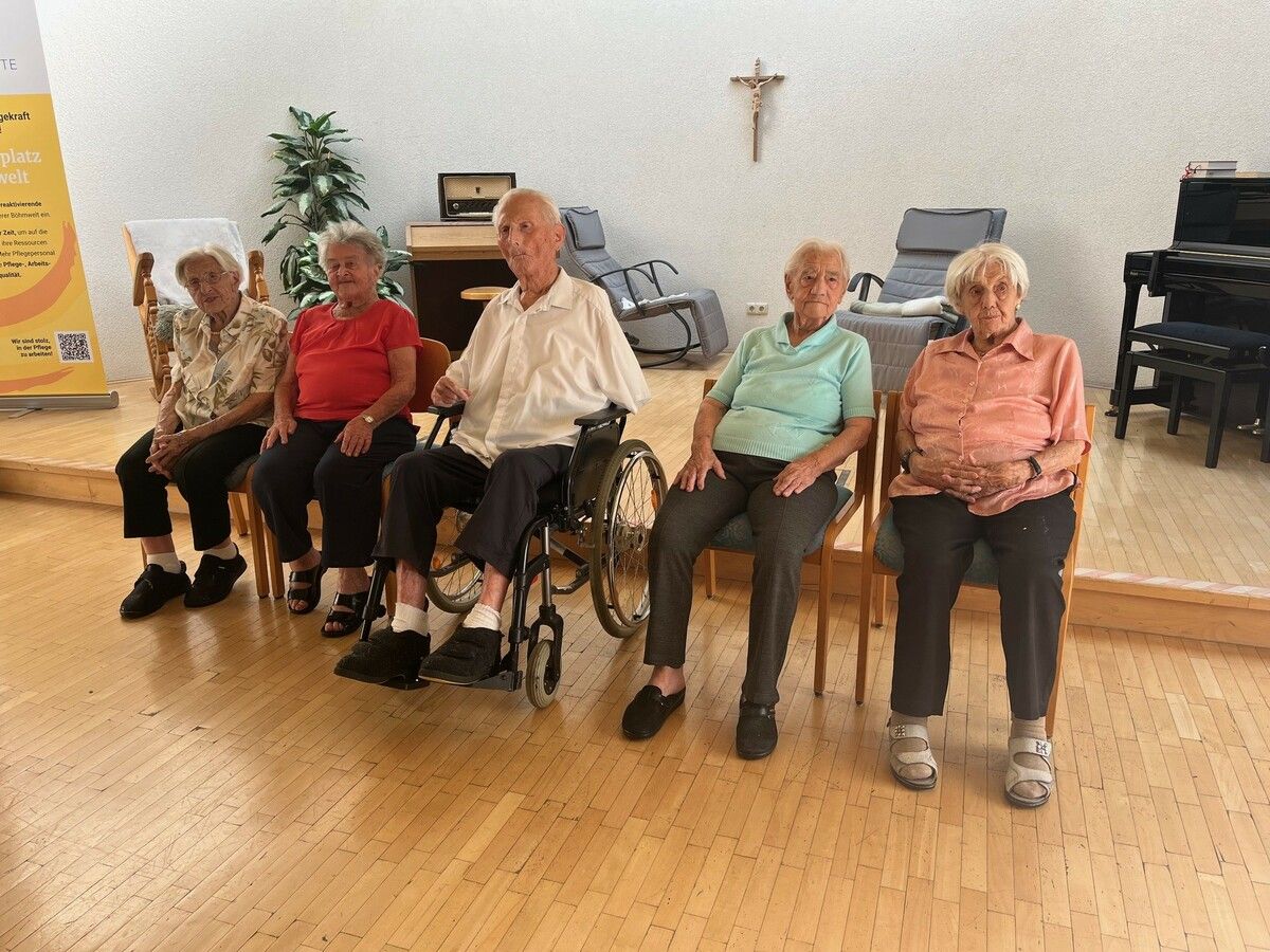 Die Dorfältesten von Wolfurt zum Gruppenbild vereint, v.l.: Katharina Rohner, Agnes Fitz, Josef Stadler, Frieda Wolfgang und Hilde Hellebrand.⇒vn/mm