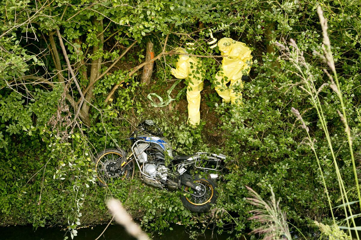 Die Einsatzkräfte bei der Bergung des Leichnams und des Motorrades. ⇒D. Mathis