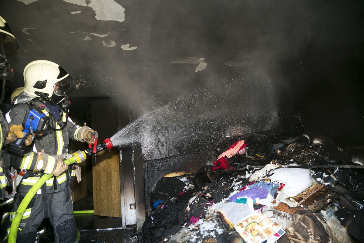Die Feuerwehr während der Löscharbeiten beim Brandherd in einem Kinderzimmer im Erdgeschoß.⇒D. mathis