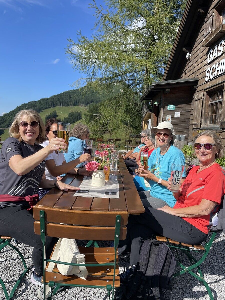 Die Hohenemser Demenzcafé-Helferinnen genossen als Dank für ihr Engagement einen sonnigen Tag in den Bergen.⇒Stadt Hohenems