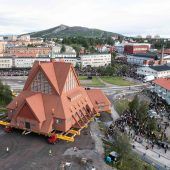 Eine Kirche rollt durch die Stadt
