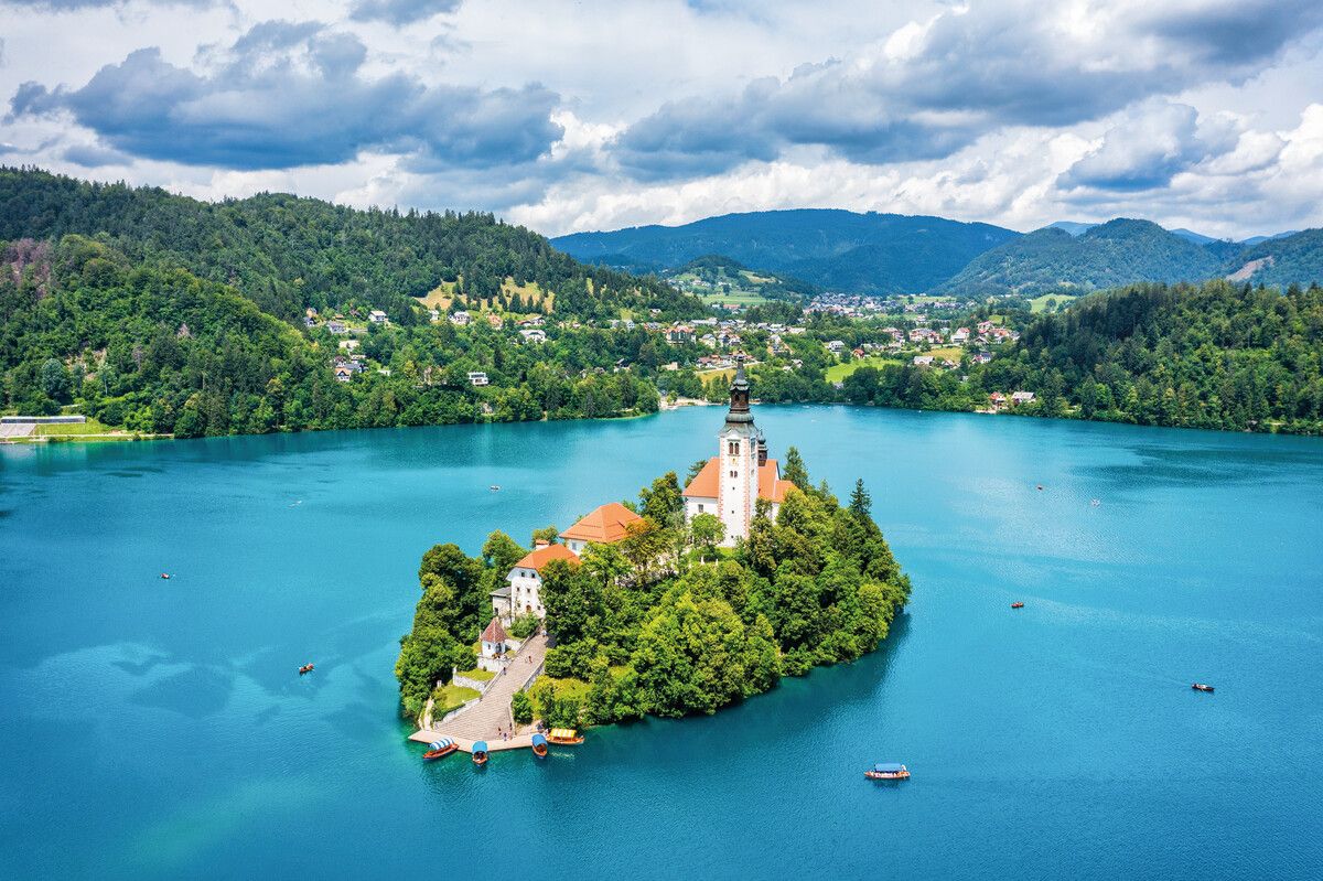 Die kleine Insel im Bleder See mit ihrer Wallfahrtskirche ist eines der bekanntesten Fotomotive Sloweniens. Shutterstock (Alle)