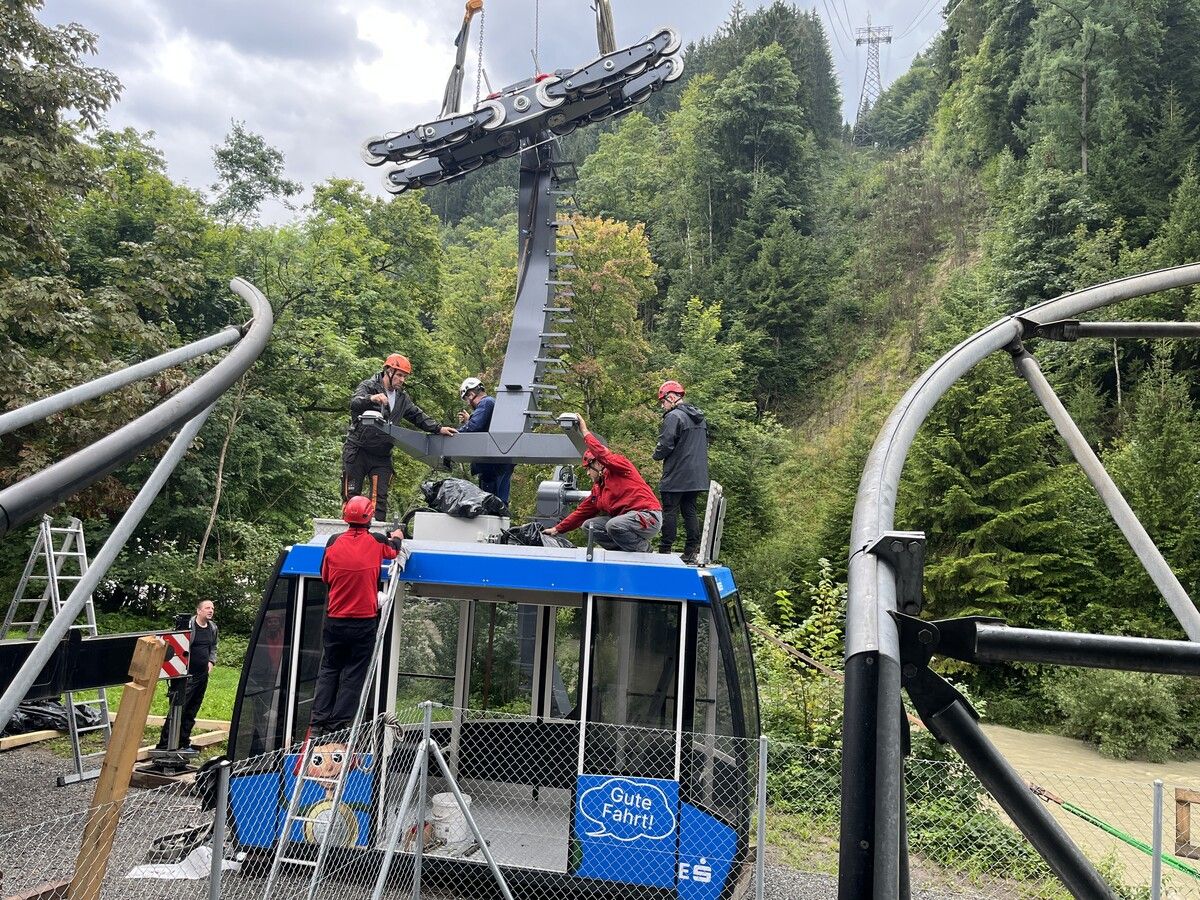 Die Laufwerke und Gehänge wurden wieder mit den Kabinen verbunden. Danach wurden die Kabinen der Karrenseilbahn wieder auf die Seile gehievt.⇒Dornbirner Seilbahn AG
