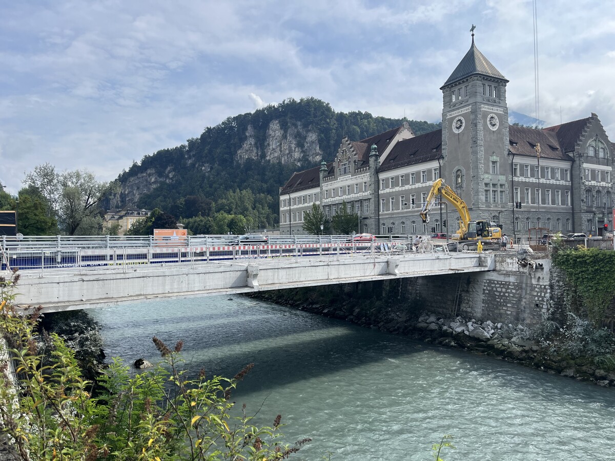 Die letzten Stahlbetonträger der alten Montfortbrücke sollen in den kommenden Tagen weichen.⇒vn/lih