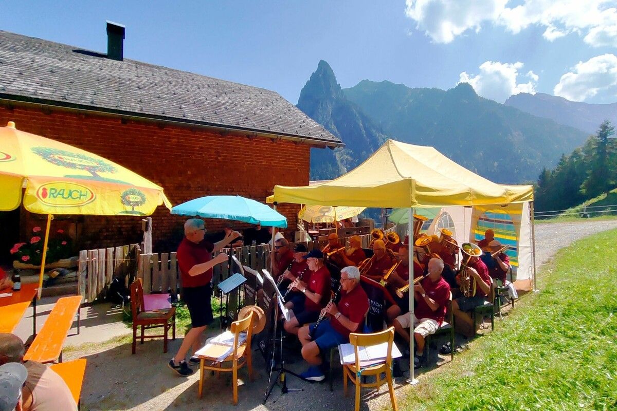 Die Saminataler unter Kapellmeister Günter Konzett unterhielten auf der Alpe Gaudenza. →→→⇒HE (2)