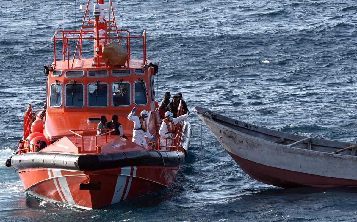 Die spanische Küstenwache bei der Rettung von Migranten. ⇒APA