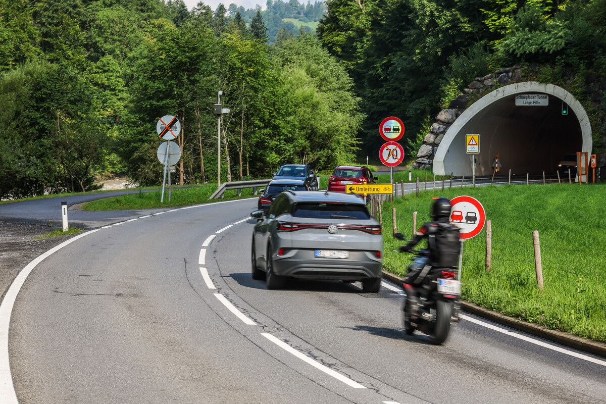Außerhalb des Tunnels verläuft die alte Landesstraße, die bereits von den Radfahrern benutzt wird. Links im Bild die Einfahrt auf der Auer Seite. ⇒VN/Steurer