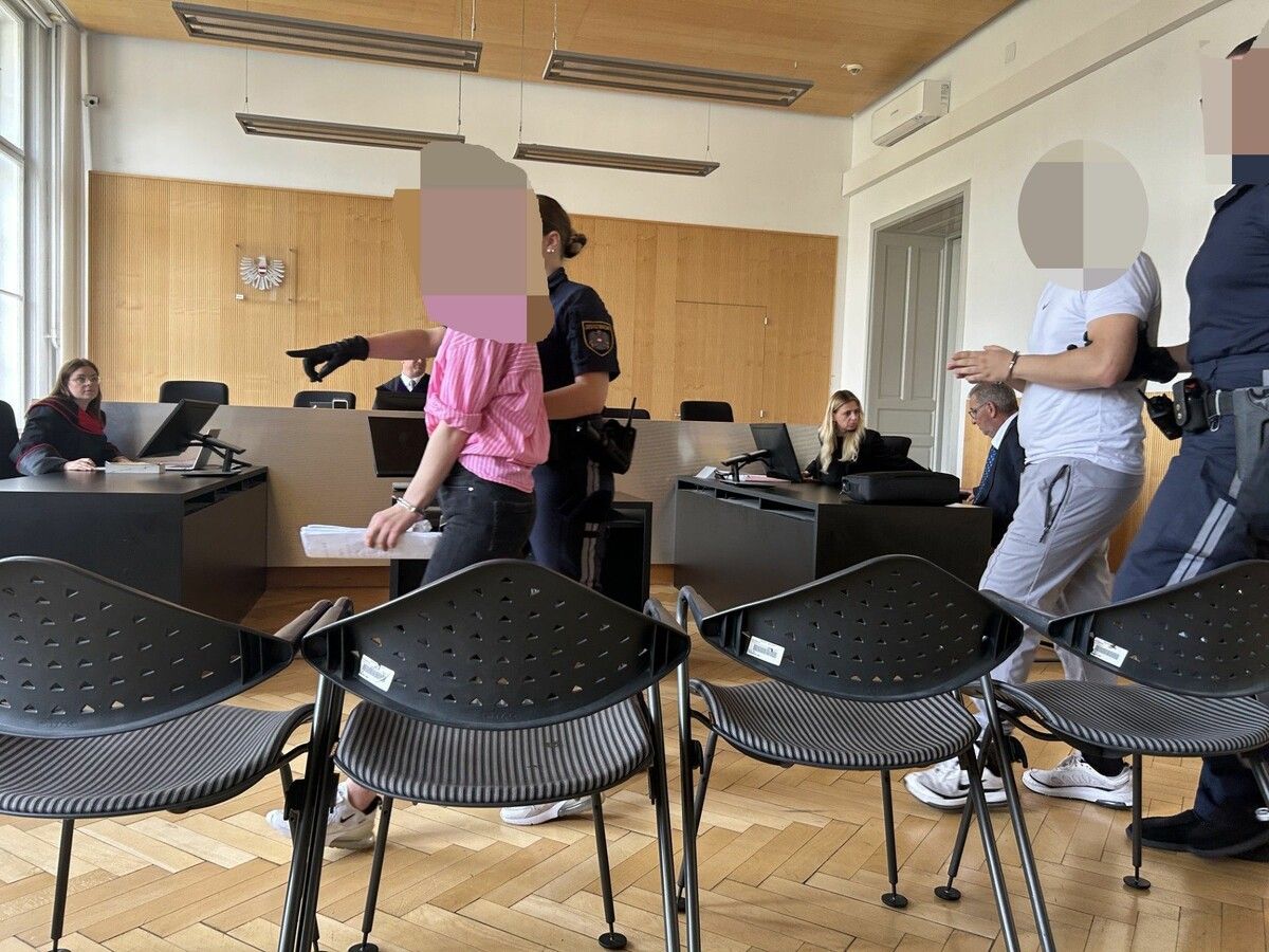Die verheirateten Angeklagten werden in den Gerichtssaal geführt. ⇒VN/GS