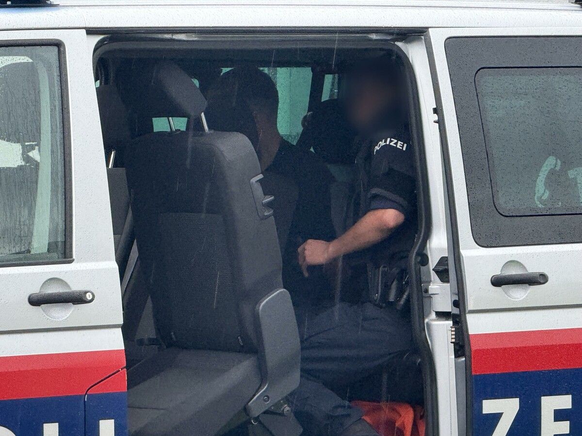 Die zwei Tatverdächtigen wurden von der Polizei festgenommen. ⇒VOL.AT/Vlach