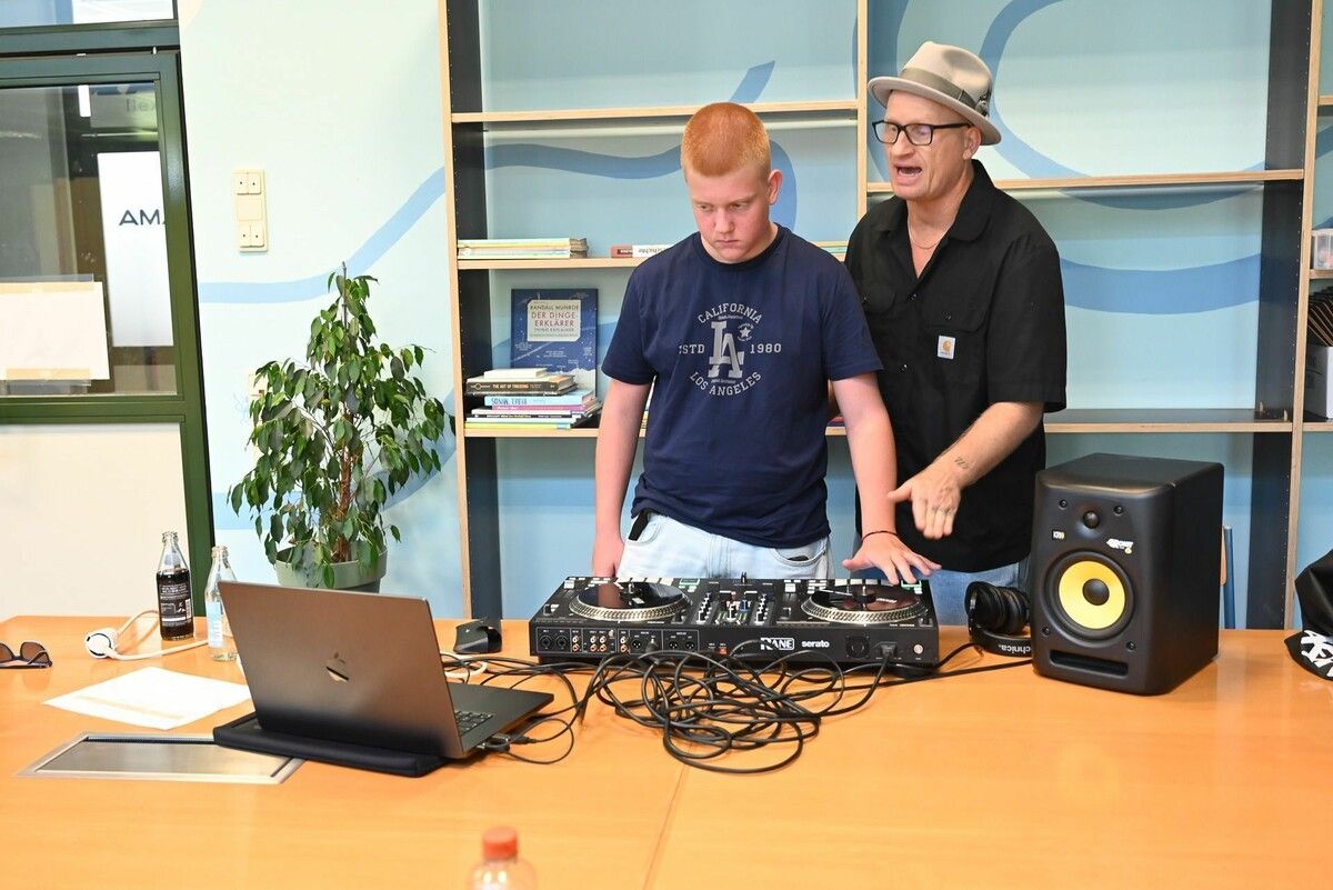 DJ Funky Mike (rechts) zeigte beim DJ-Workshop im Dô, wie musikalische Übergänge am Mischpult gelingen.⇒BVS (3)
