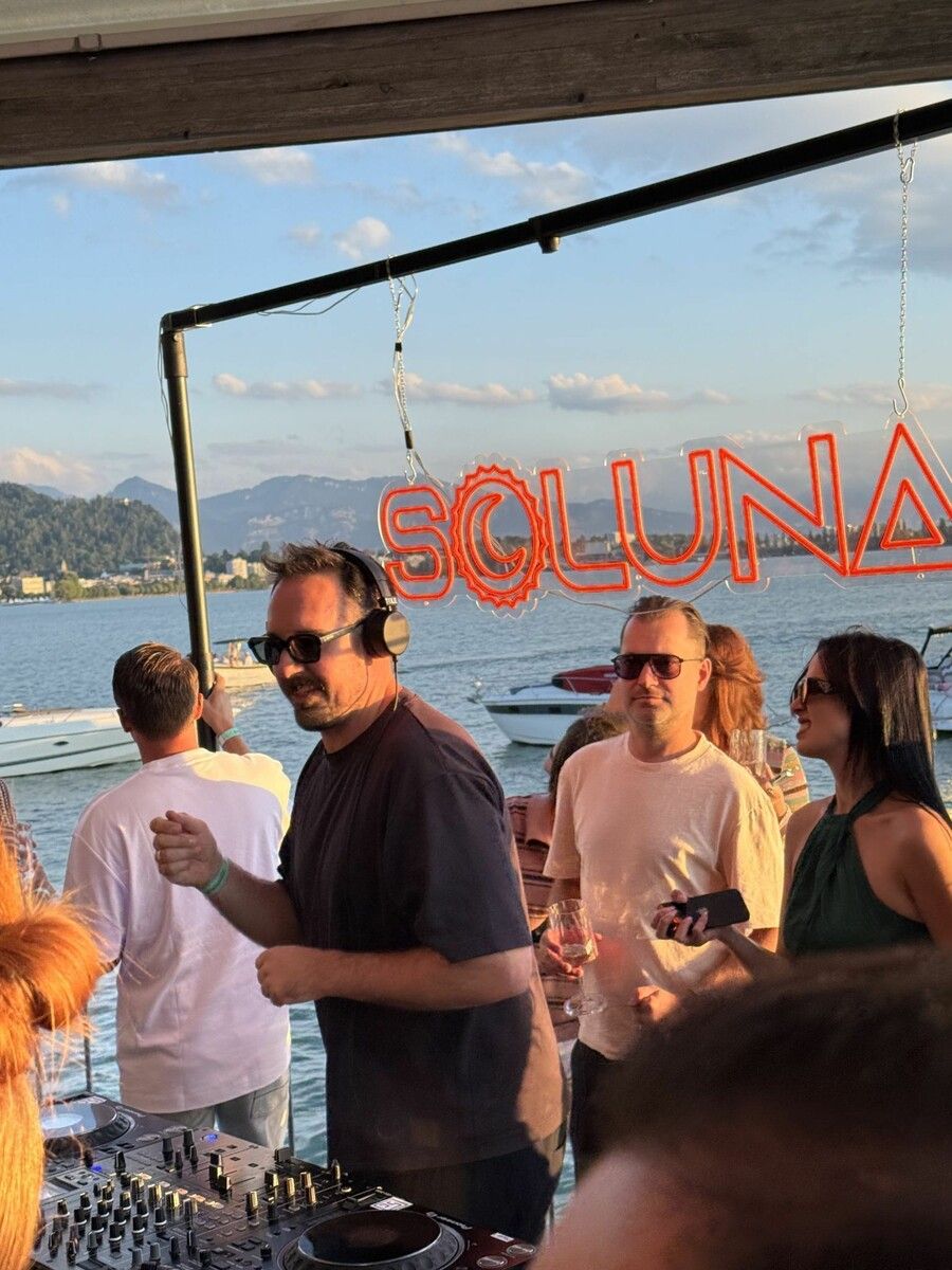 DJs beim Soluna Event im Badehaus Kaiserstrand. ⇒Sibylle Reichart
