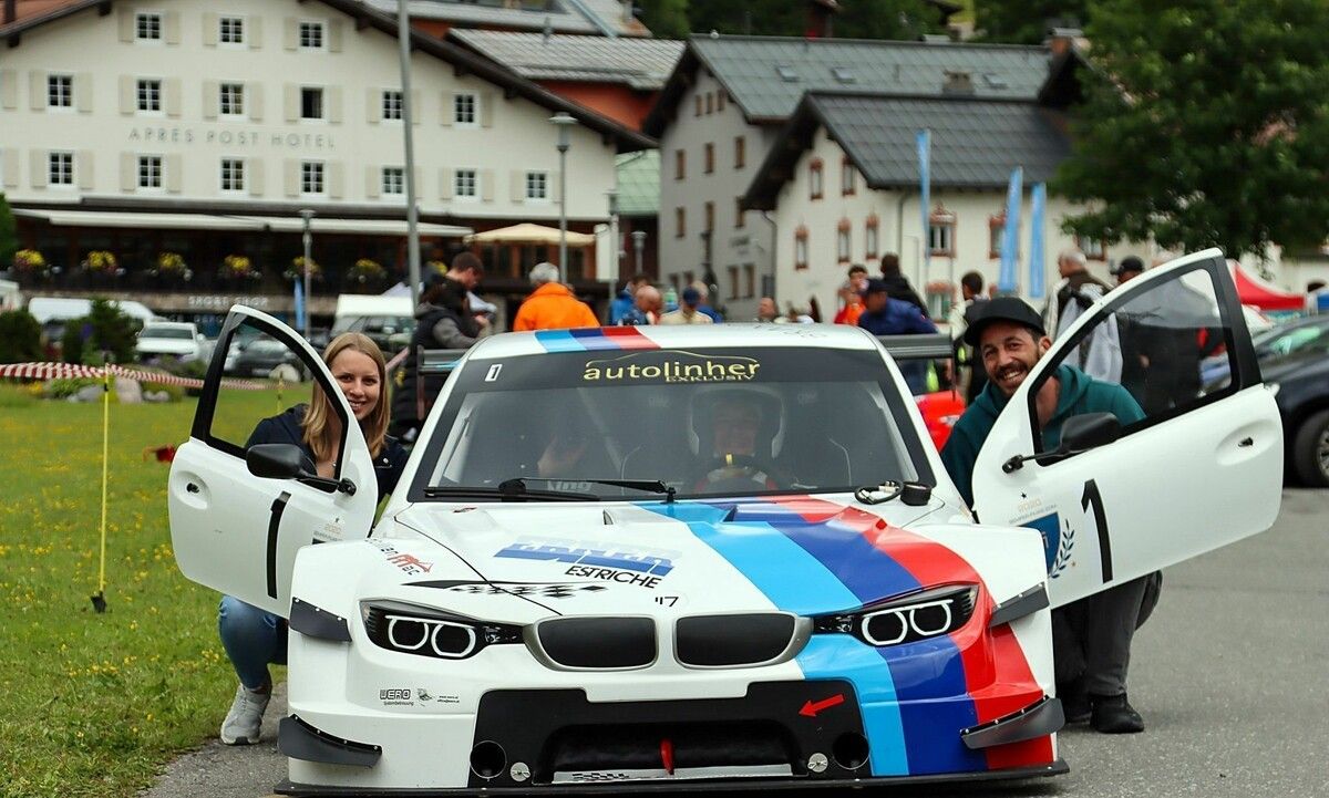 Dominik Fröhle mit Freundin Lea Kerbler und dem Mechaniker im Auto.⇒Joe Dorner(2)