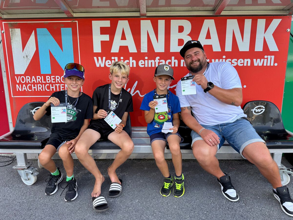 Durften es sich auf der VN-Fanbank gemütlich machen, von links: Fabian und Linus Hotz sowie Samuel und Marc Grohs.