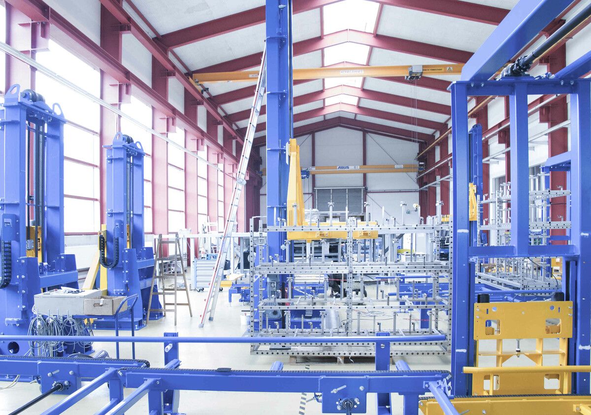 Ein Blick in eine von mehreren Montagehallen des Göfner Anlagenbauers. ⇒FA