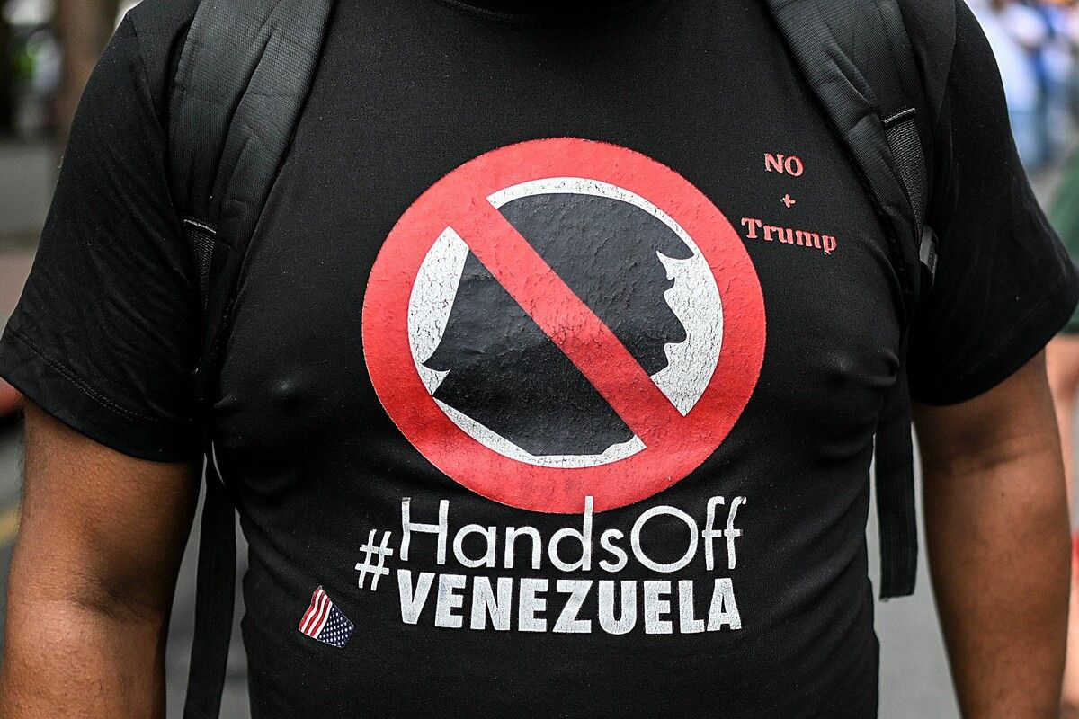 Ein Demonstrant trägt ein T-Shirt mit US-Präsident Trump und der Aufschrift „Hands off Venezuela“ bei einer Protestaktion für Präsident Maduro in Caracas.