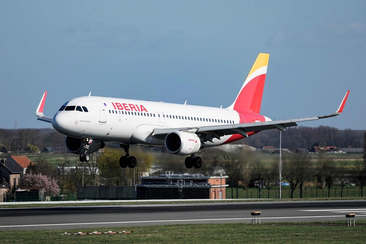 Ein Flugzeug der spanischen Fluggesellschaft Iberia kam am Sonntag durch Vogelschlag in Bedrängnis. ⇒aFP/symbolbild