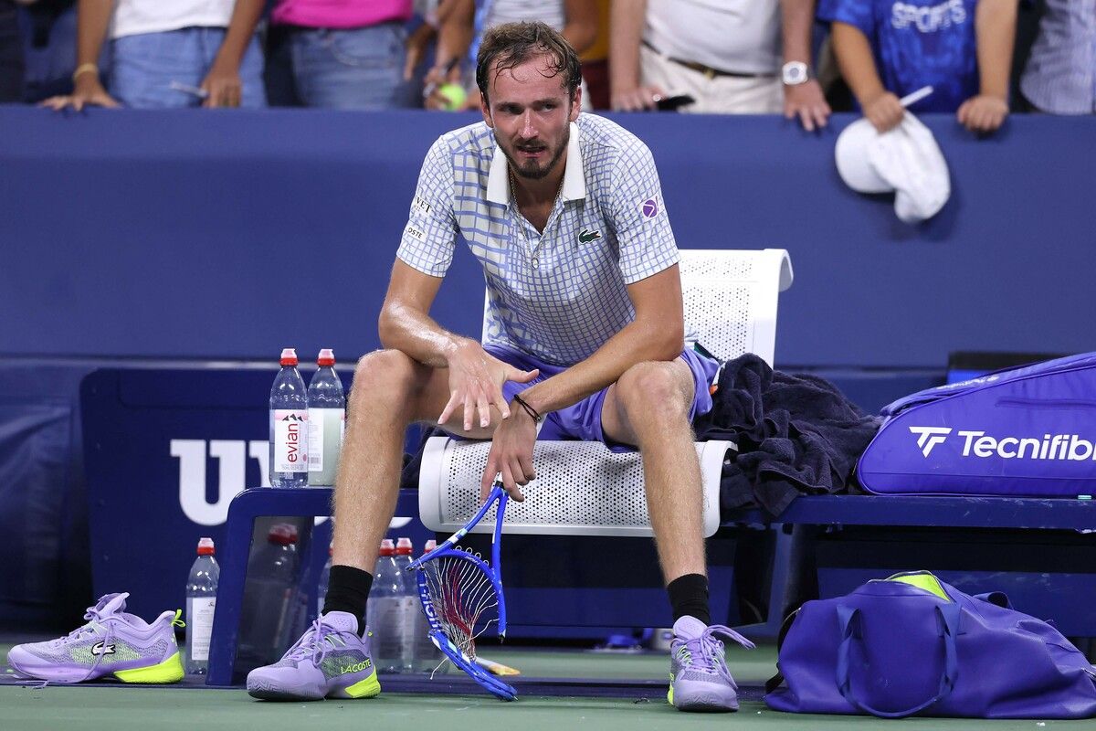 Ein frustrierter Daniil Medwedew mit seinem zerhackten Tennisschläger.⇒apa
