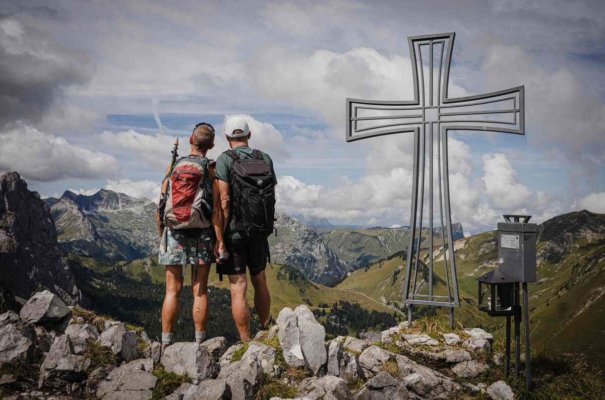 Ein Paar posiert auf dem Wandflue-Gipfel in den Berner Alpen. Sie lernten sich über eine Nachricht in einem „Tinder“-Notizbuch auf einem Schweizer Berg kennen.