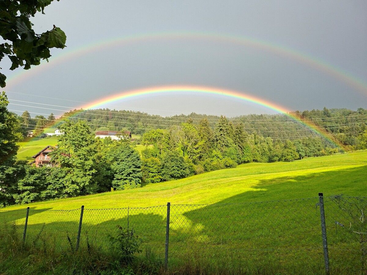 Ein prächtiger Regenbogen über dem Land. Ein immer wieder faszinierendes Phänomen.