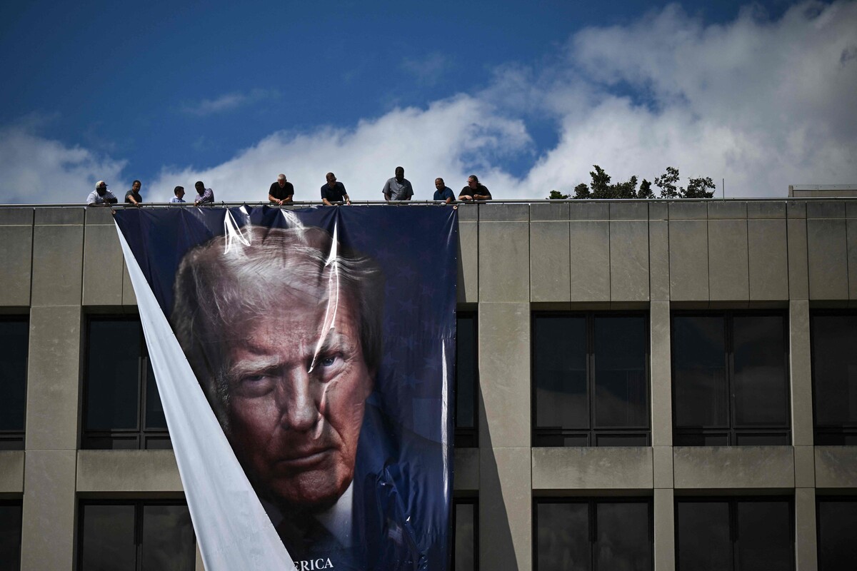 Ein riesiges Trump-Pakat hängt an der Fassade des Arbeitsministeriums in Washington DC. ⇒AFP