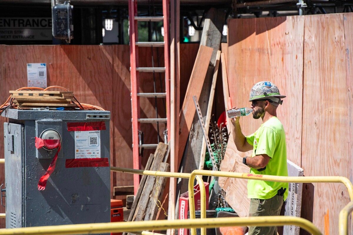 Ein US-Bauarbeiter macht eine Trinkpause bei Temperaturen, die im Westen der USA derzeit weit über 30 Grad liegen.⇒AFP