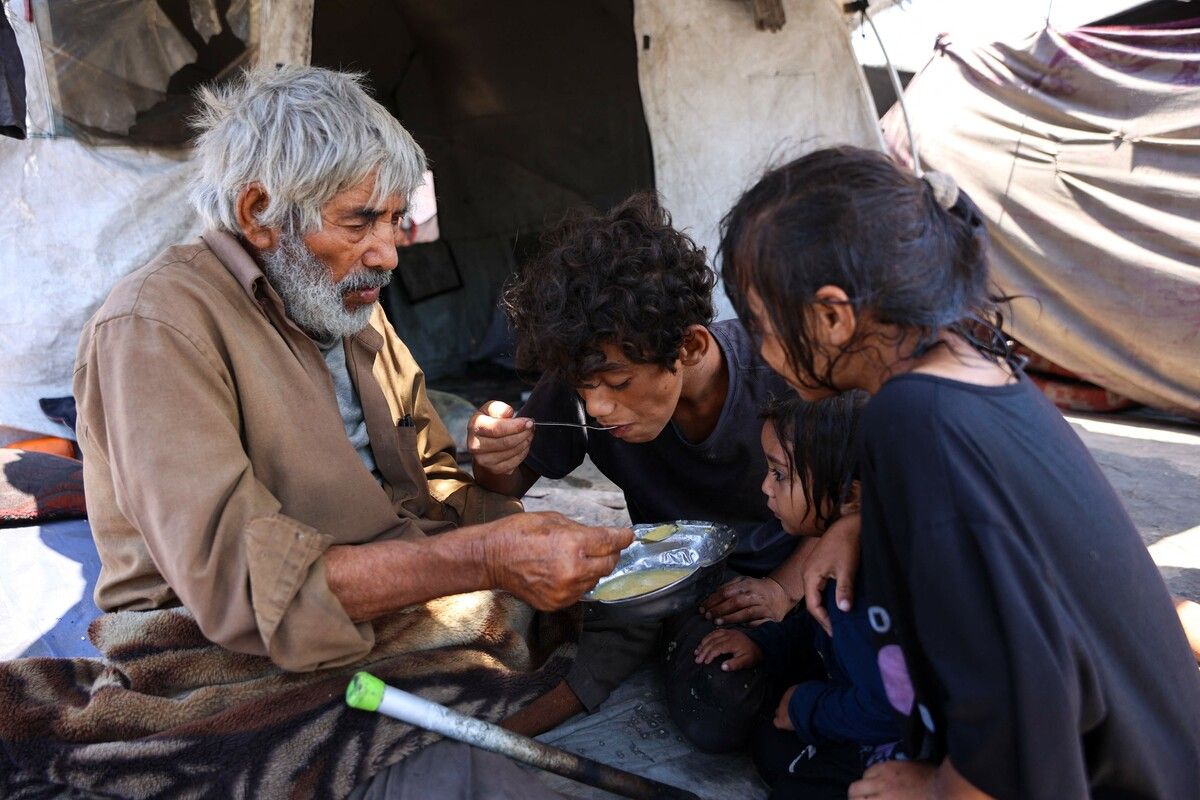 Eine palästinensische Familie in Gaza-Stadt. Nach UN-Angaben droht trotz Hilfslieferungen eine Hungersnot.⇒AFP