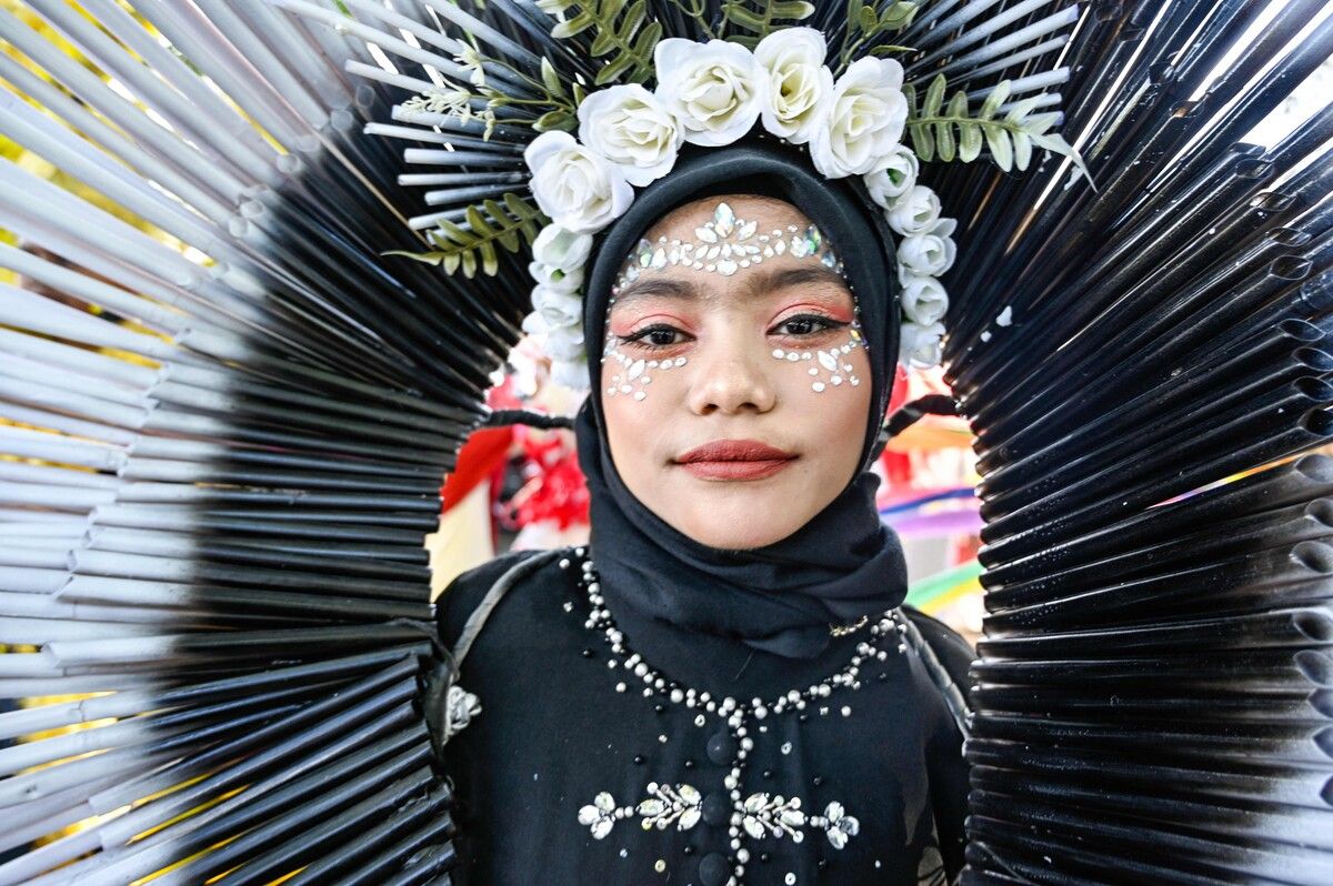 Eine verkleidete junge Frau beim Kulturkarneval in Banda Aceh, anlässlich der Feier zum 80. Unabhängigkeitstag Indonesiens.