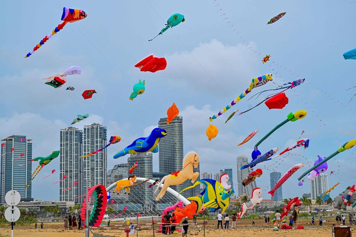 Einwohner auf der Insel Sri Lanka nehmen am „International Kite Festival“ in der Hauptstadt Colombo teil. afp