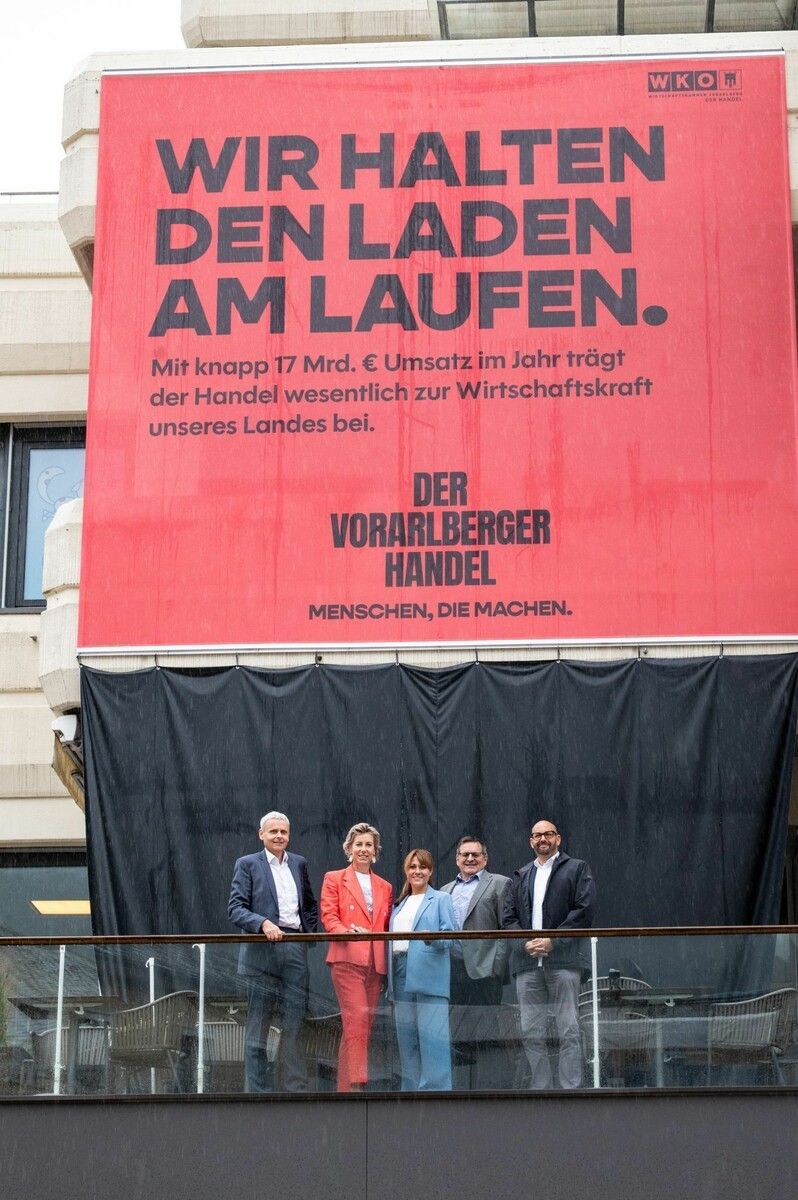 Enthüllten das erste Plakat: Michael Tagwerker, Carina Pollhammer, Daniela Metzler (Kreativbüro Die Metzlerin), Thomas E. Kinz (GWL) und Niklas Keller (Stadtmarketing Bregenz).