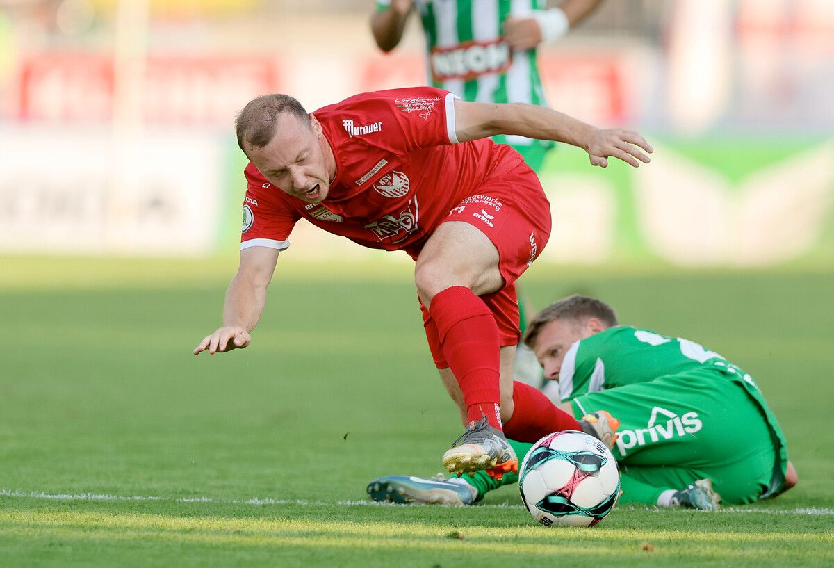 Er war der Mann des Spiels: Thomas Maier, setzt sich im Bild gegen Pius Grabher durch, erzielte das 2:1 und sorgte für Kopfweh bei der Austria-Defensive.⇒gepa