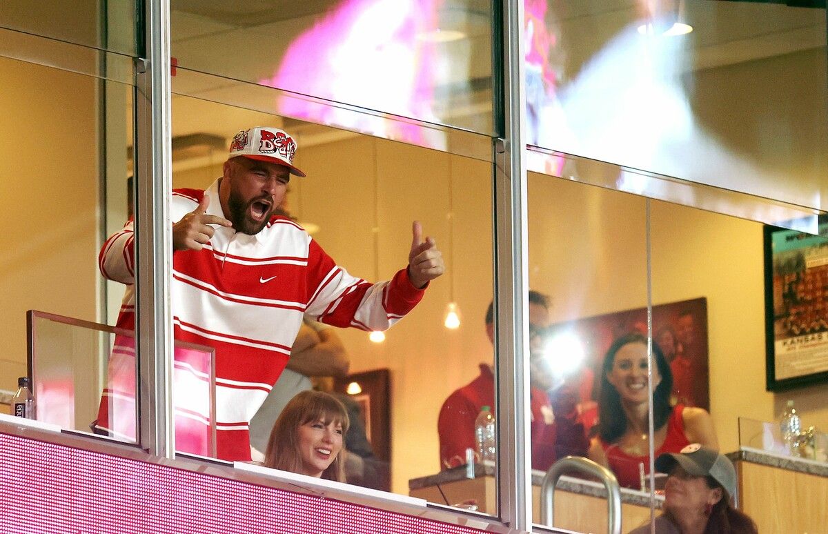Erster Auftritt nach der Verlobungsbekanntgabe: Taylor Swift und Travis Kelce haben am Donnerstag das College-Football-Spiel zwischen den Nebraska Cornhuskers und den Cincinnati Bearcats im Arrowhead-Stadion in Kansas City (Missouri) besucht.