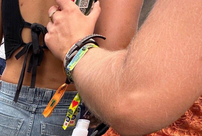 Festival-Armbänder wie diese wurden beim Szene Openair in Lustenau offensichtlich für großangelegte Betrügereien missbraucht. ⇒Vol.at/Mayer
