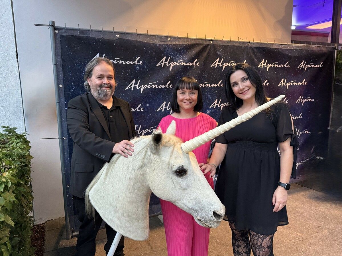 Festivalintendantin Manuela Mylonas (Mitte) mit Kassier Alexander Strolz und Office-Managerin Rabekka Rinderer bei der Eröffnung der Alpinale in Bludenz. ⇒SIE