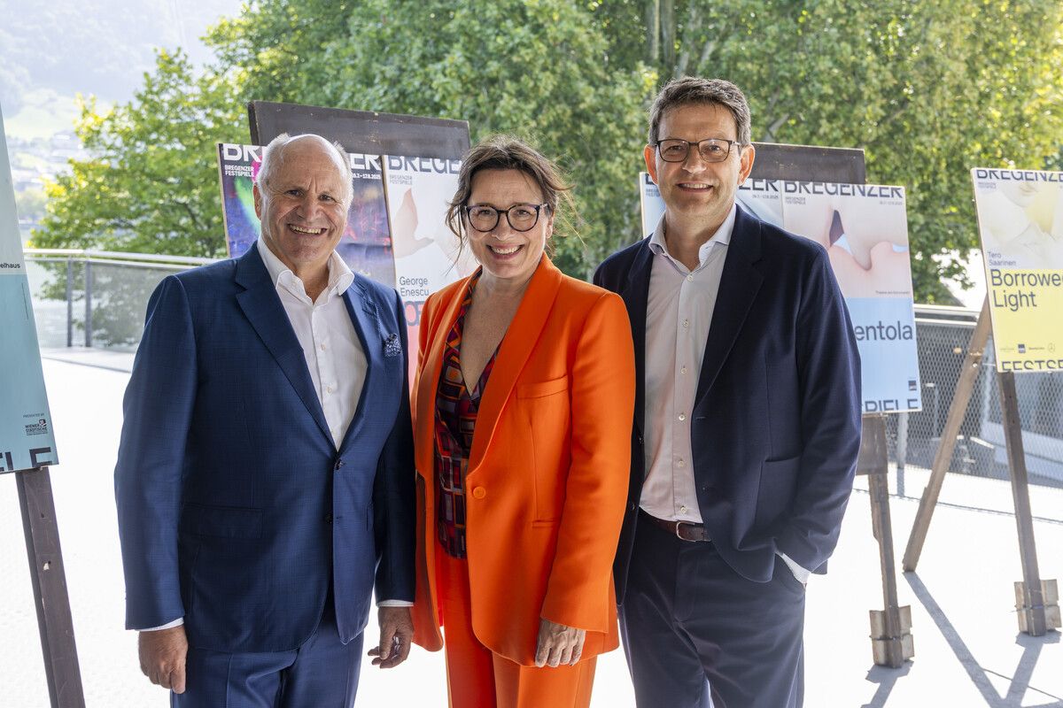 Festspielpräsident Hans-Peter Metzler, Intendantin Lilli Paasikivi und der kaufmännische Direktor Michael Diem. ⇒VN/paulitsch