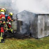 Gartenhaus in Flammen