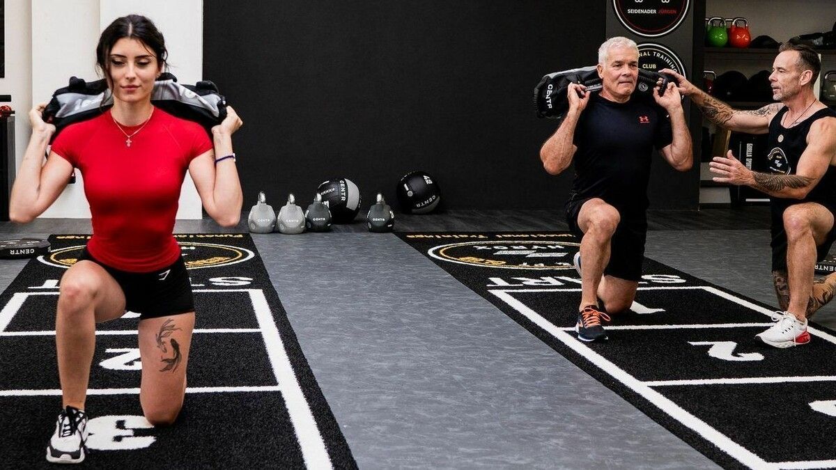 Fitnesstrainer Jürgen Seidenader trainiert seine Teilnehmer in Kleingruppen.⇒Chris Gaethke