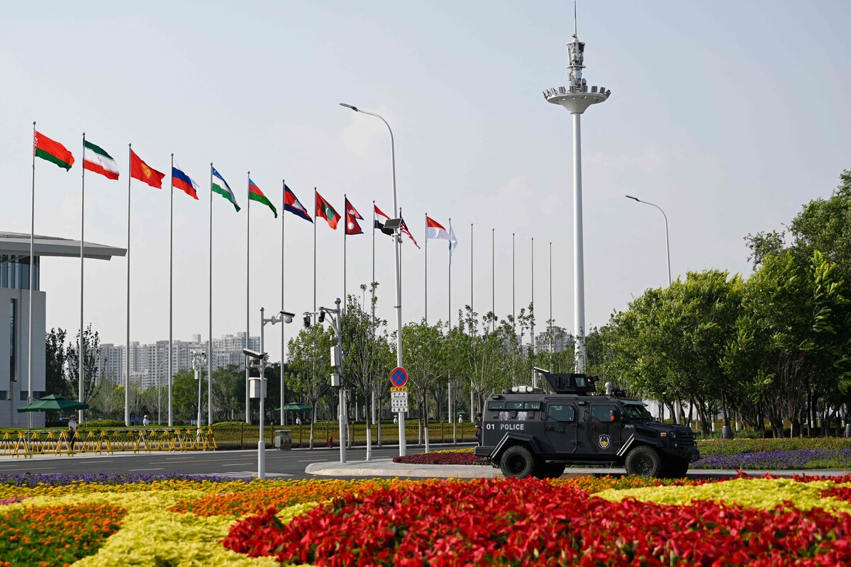 Flaggen sind vor dem Meijiang Convention and Exhibition Center in Tianjin zu sehen. ⇒AFP, Indian Press Information Bureau