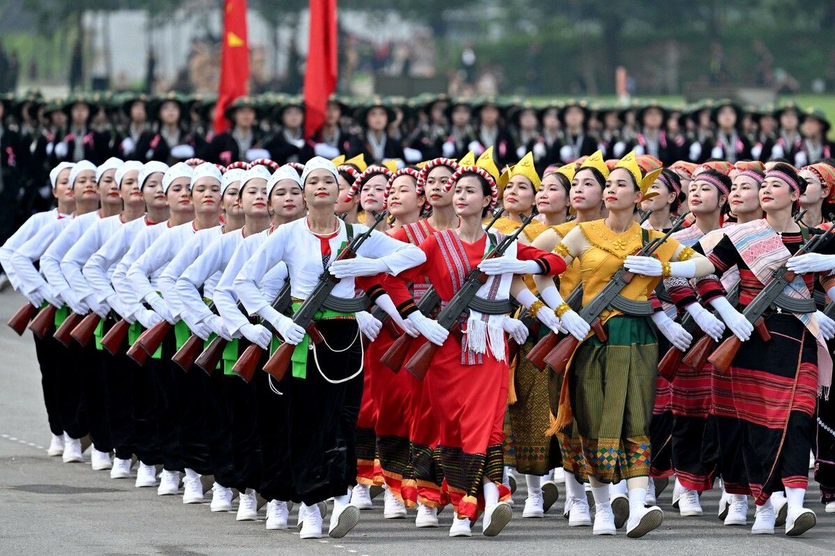 Frauen in vietnamesischen Trachten nahmen in Hanoi an einer Probe für die Parade zum 80. Nationalfeiertag am 2. September teil.