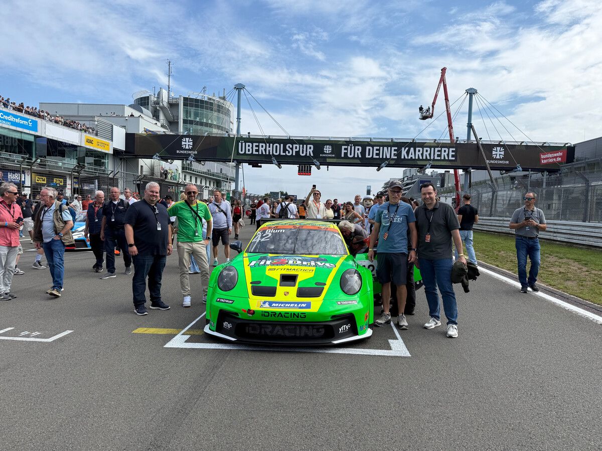 Freunde und Förderer des jungen Vorarlberger Motorsporttalents Kiano Blum waren zum Rennen im Rahmen des Carrera Cups Deutschland an den Nürburgring gekommen.⇒VN